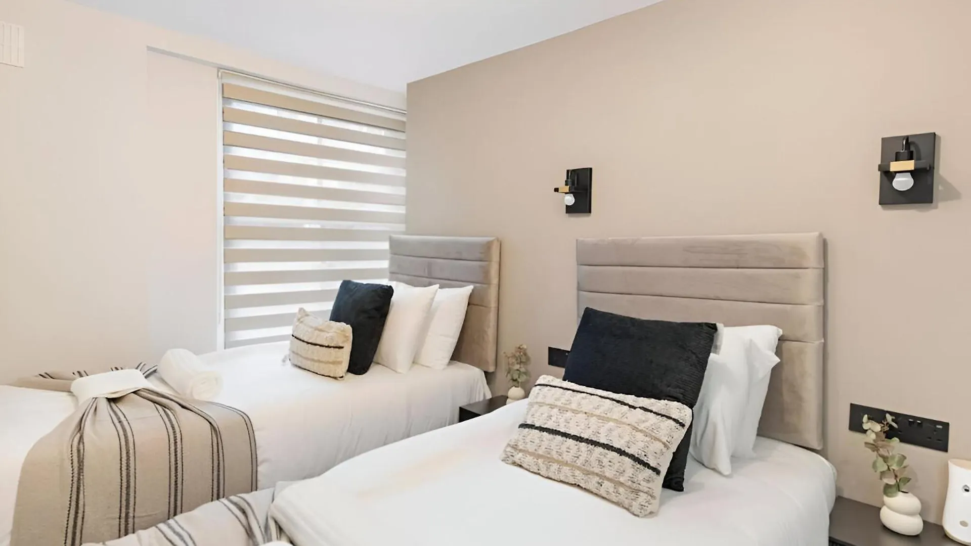 Urban Duo Escape: Trendy Studio With Twin Beds London Apartment