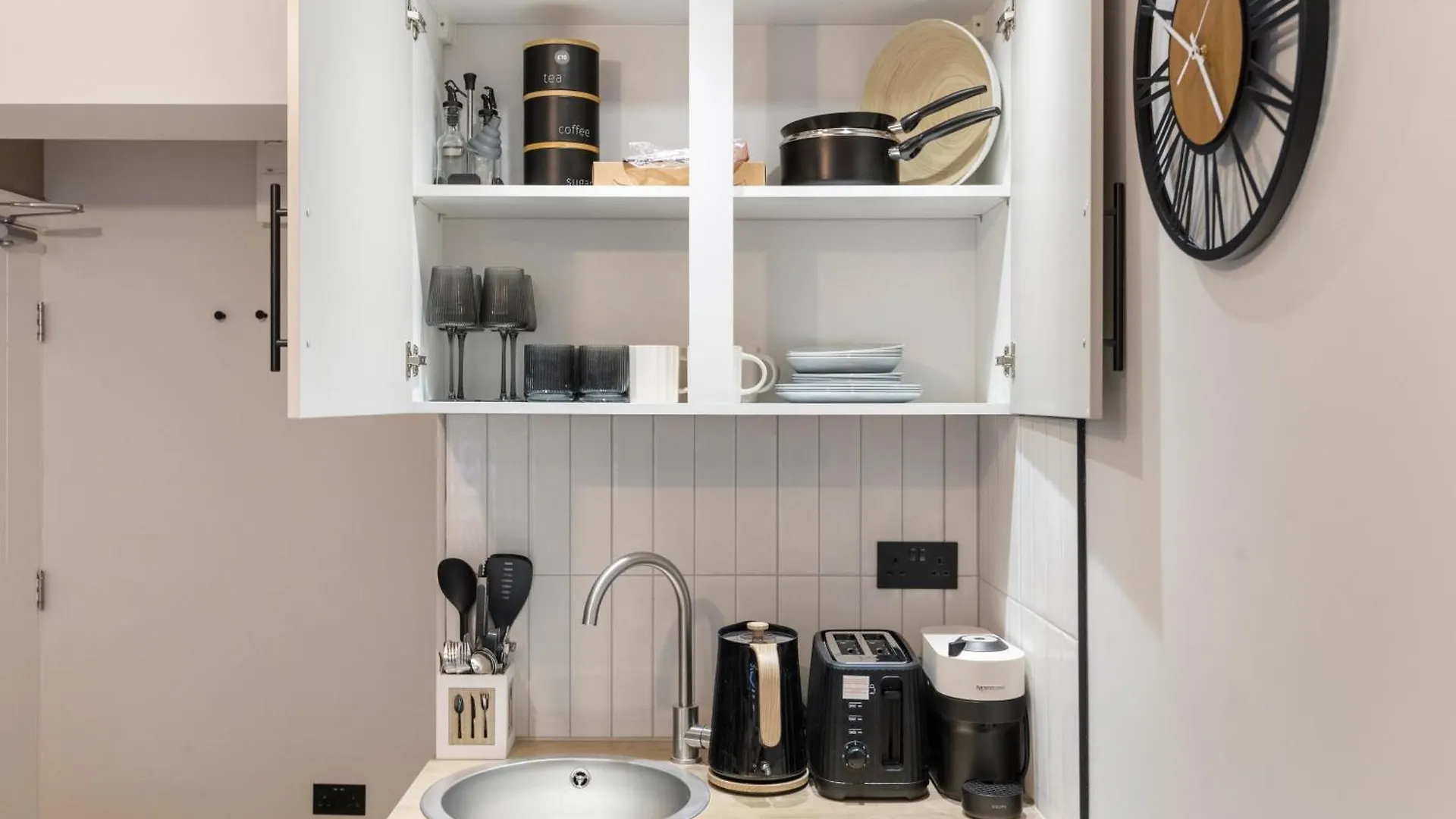 Urban Duo Escape: Trendy Studio With Twin Beds London