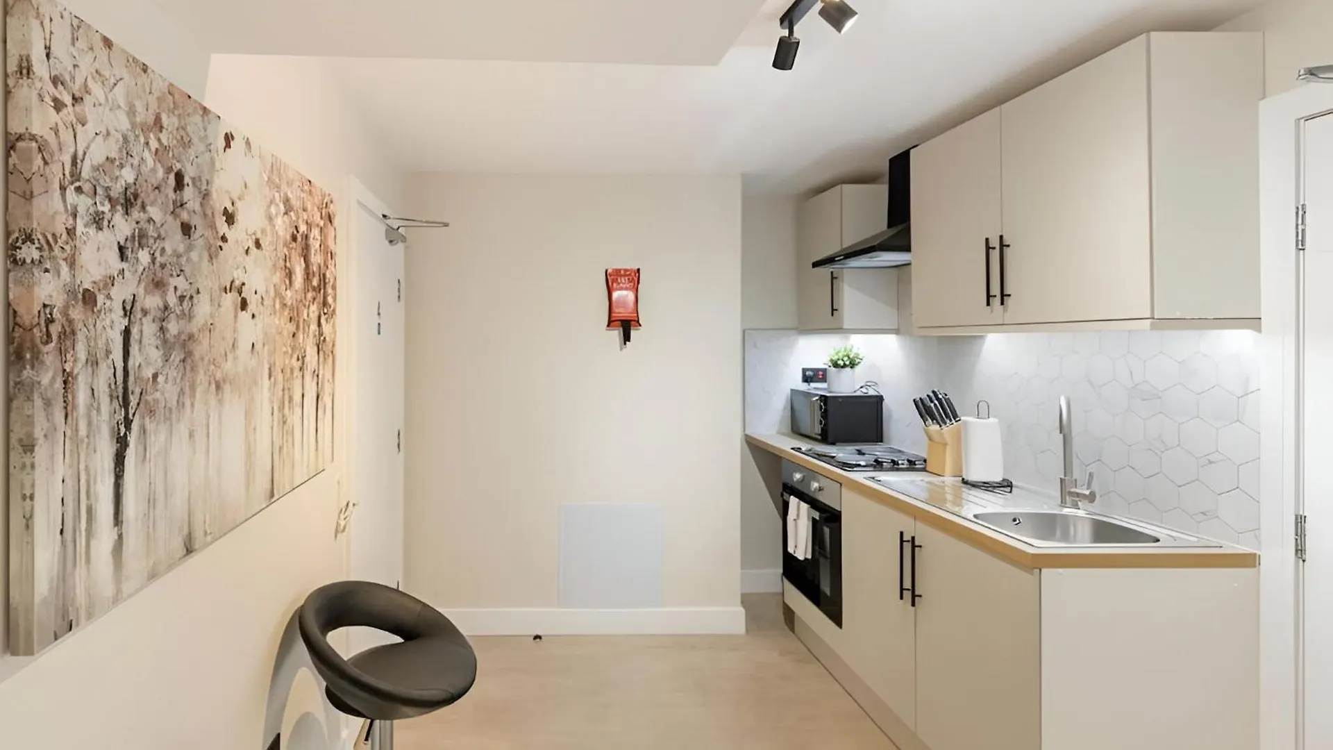 Urban Duo Escape: Trendy Studio With Twin Beds London Apartment