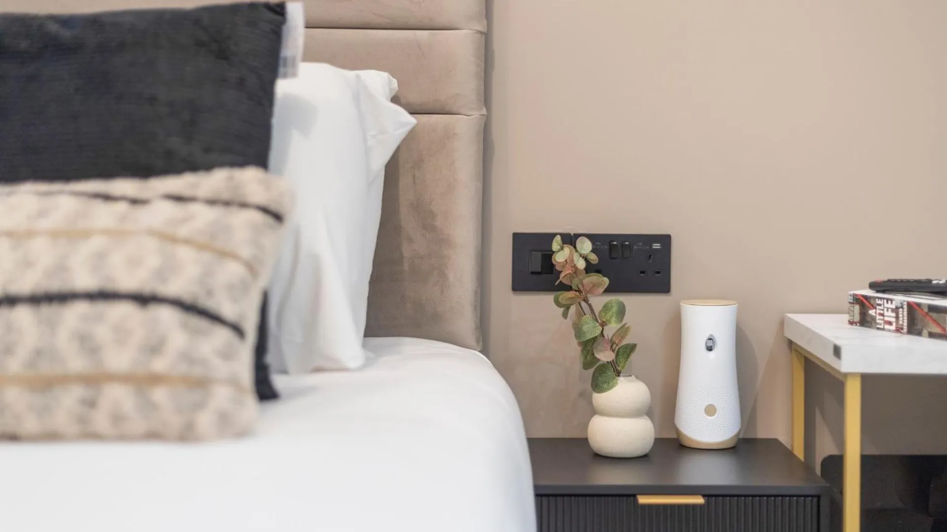 Urban Duo Escape: Trendy Studio With Twin Beds London Apartment