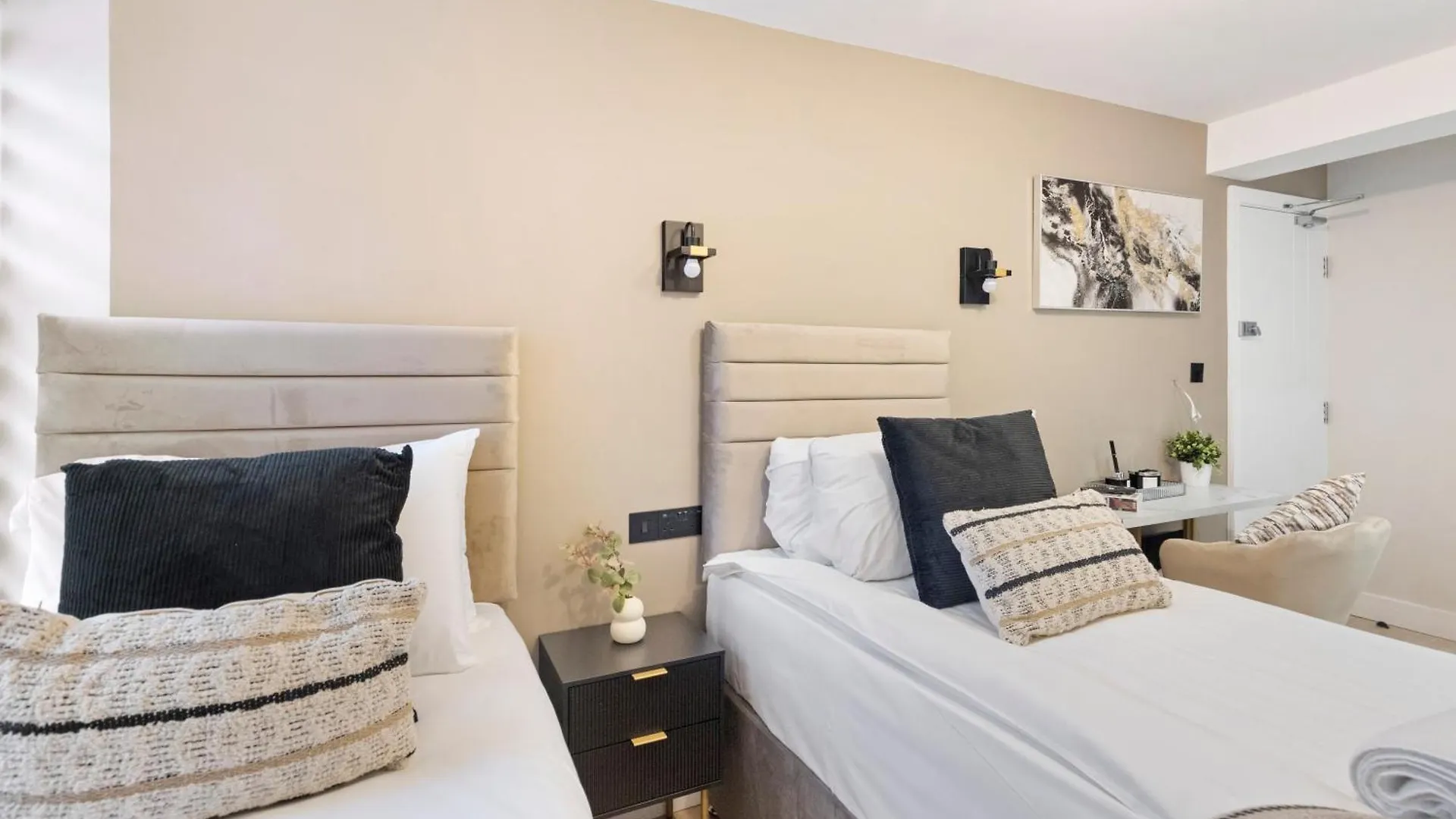 Urban Duo Escape: Trendy Studio With Twin Beds London