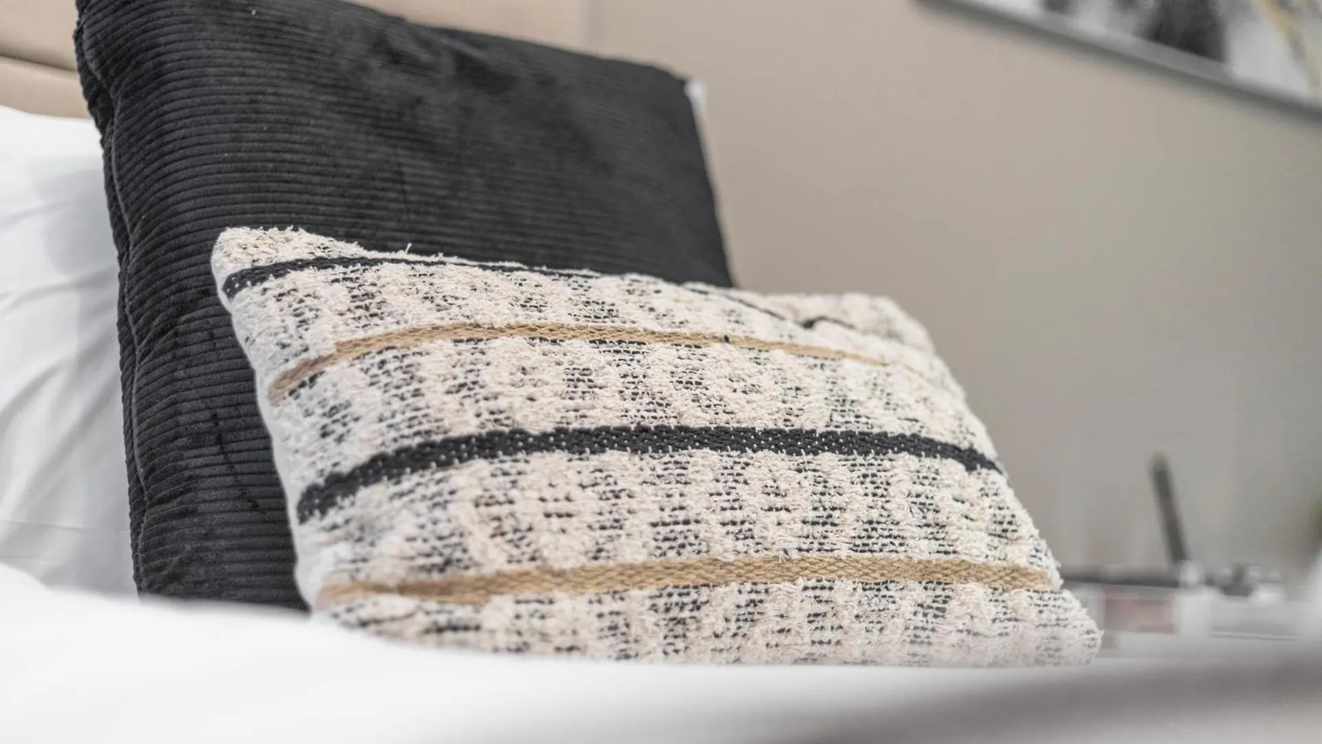 Urban Duo Escape: Trendy Studio With Twin Beds London
